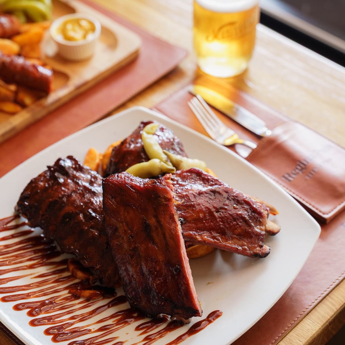Sporo pečena svinjska rebarca sa BBQ sosom